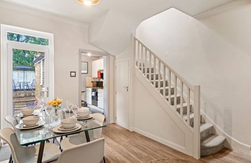 West Ealing Cottage | Stylish Cottage in West Ealing. Business and Leisure. Close to Crossrail Station