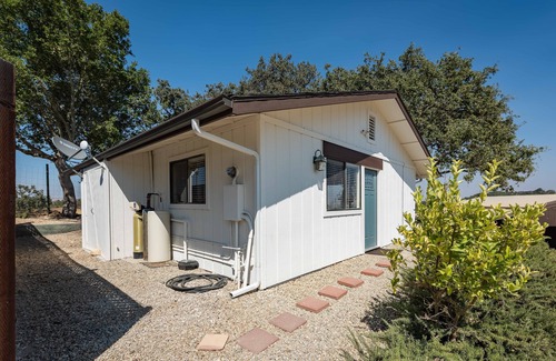 Templeton House | Stylish Cottage on 24 acres w/Endless Vineyard Views and Heart Hill on 46 West