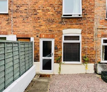 Lincoln House | Stylish cottage - Parking for 2 cars!