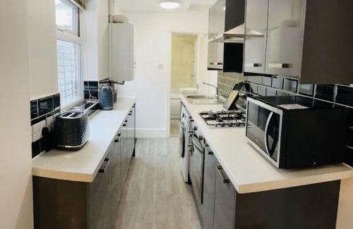 Lincoln House | Stylish cottage - Parking for 2 cars!