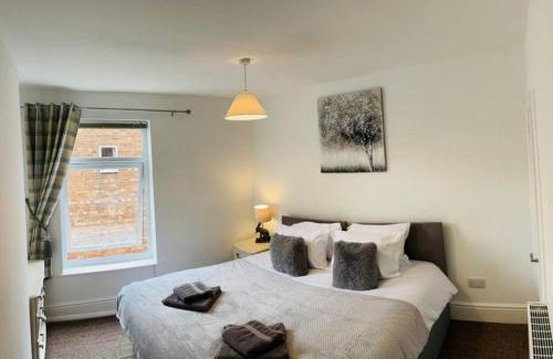 Lincoln House | Stylish cottage - Parking for 2 cars!