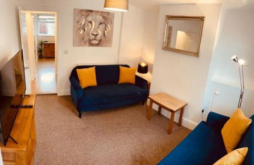 Lincoln House | Stylish cottage - Parking for 2 cars!