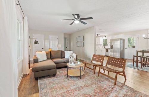 Woodstock House | Stylish Country House with outdoor living and fenced yard