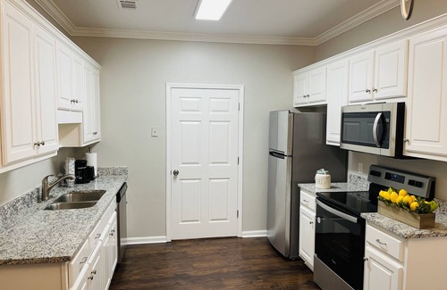 Buford House | Stylish & Cozy 3bed Retreat with modern amenities!