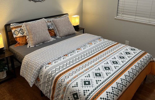 East San Jose House | Stylish & Cozy ~ 5★ Location ~ Lush Backyard ~ Pkg