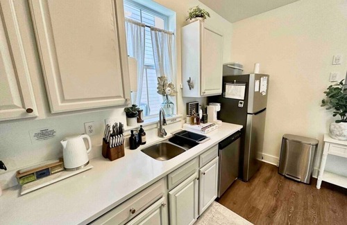 Ocean Springs House | Stylish & Cozy Cottage, 1 mile to downtown Ocean Springs! Golf Cart District
