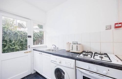 Southend-on-Sea Apartment | Stylish & Cozy 2BR City Centre Near High St by Luxiety Stays