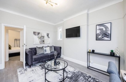 Southend-on-Sea Apartment | Stylish & Cozy 2BR City Centre Near High St by Luxiety Stays