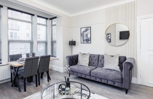 Southend-on-Sea Apartment | Stylish & Cozy 2BR City Centre Near High St by Luxiety Stays