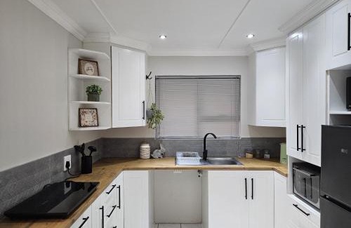 West Bank Apartment | Stylish Cozy Stay at Ferndale House Apartments
