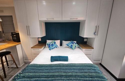 West Bank Apartment | Stylish Cozy Stay at Ferndale House Apartments