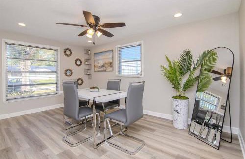 Bearss Plaza House | Stylish & Cozy Stunning Tampa Home