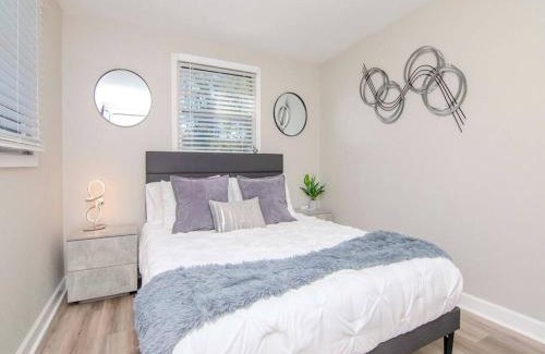Bearss Plaza House | Stylish & Cozy Stunning Tampa Home