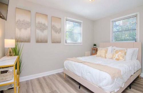 Bearss Plaza House | Stylish & Cozy Stunning Tampa Home