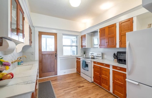 Irvington Apartment | Stylish Craftsman in the Heart of PDX