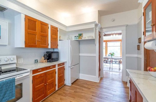 Irvington Apartment | Stylish Craftsman in the Heart of PDX
