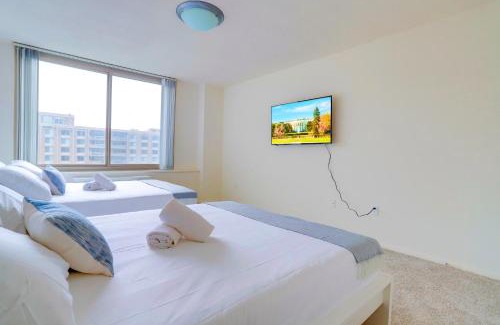 Aurora Highlands Apartment | Stylish Crystal City Flat - Pool & Fitness