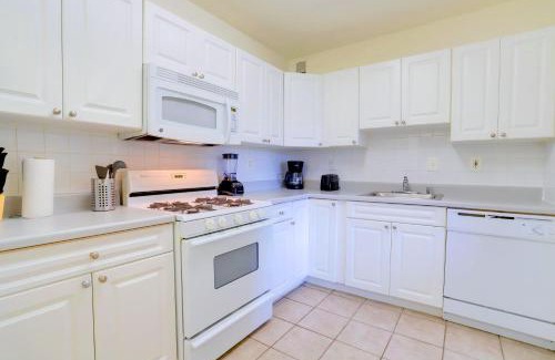 Aurora Highlands Apartment | Stylish Crystal City Flat - Pool & Fitness