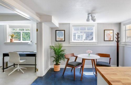 Seattle House | Stylish Daylight Basement Apartment- Patio + Grill