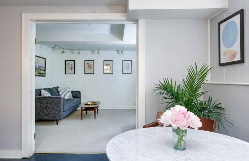 Seattle House | Stylish Daylight Basement Apartment- Patio + Grill