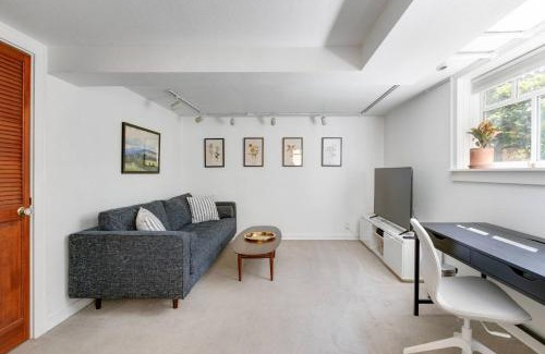 Seattle House | Stylish Daylight Basement Apartment- Patio + Grill