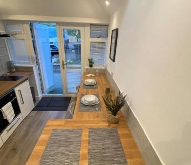 Banstead Apartment | Stylish Detached Studio, Banstead with off street Parking