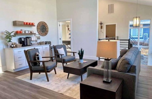 Clemson House | Stylish Dockside Townhome near Lake Hartwell