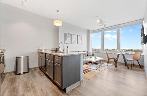 Cleveland Apartment | Stylish Downtown Condo l 2 TVs l Fast WiFI