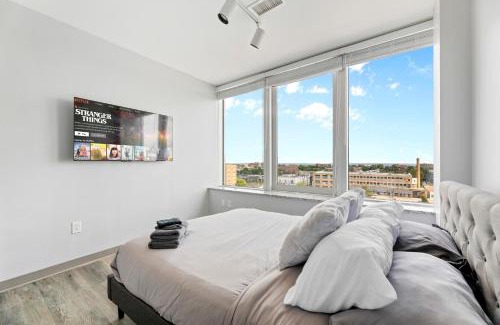 Cleveland Apartment | Stylish Downtown Condo l 2 TVs l Fast WiFI