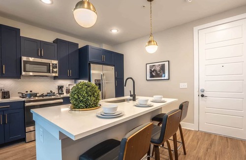 Summerhill Apartment | Stylish Downtown Deluxe Apartment W/Pool & Parking