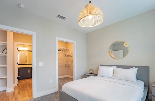 Summerhill Apartment | Stylish Downtown Deluxe Apartment W/Pool & Parking