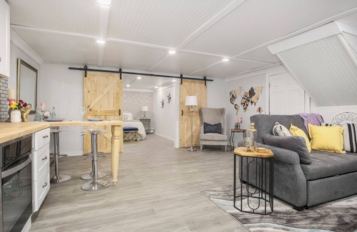 University Hills Apartment | Stylish DU Apt. - Business Traveler - Sleeps 4