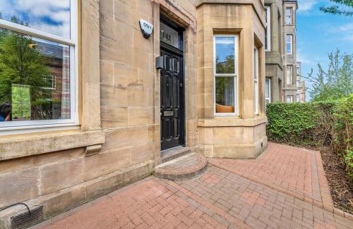 Bonnington Apartment | Stylish Elegance in City's Heart
