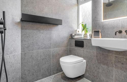 Bonnington Apartment | Stylish Elegance in City's Heart