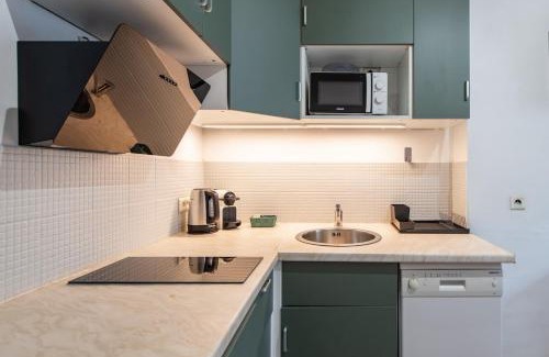 Epinettes Apartment | Stylish & Elegant I Metro is only 1minute away I Near Montmartre