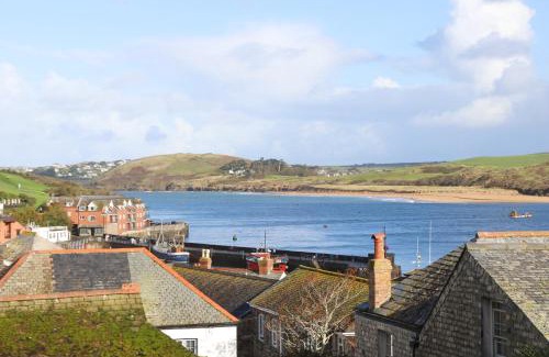 Treator Apartment | Stylish estuary view apartment