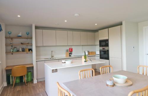 Treator Apartment | Stylish estuary view apartment