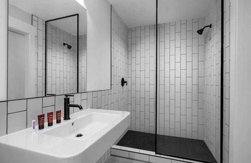 People's Freeway Hotel | Stylish evo Living Space, Perfect for Outdoor Enthusiasts, Pet-Friendly!