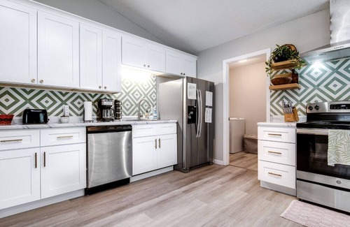 Hinesville House | Stylish Family Friendly Bungalow, Tvs, Royal Beds
