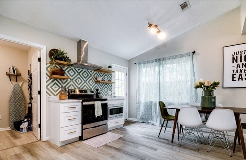 Hinesville House | Stylish Family Friendly Bungalow, Tvs, Royal Beds