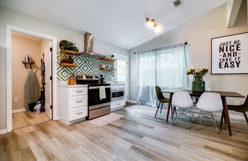 Hinesville House | Stylish Family Friendly Bungalow, Tvs, Royal Beds