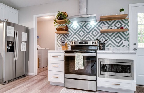Hinesville House | Stylish Family Friendly Bungalow, Tvs, Royal Beds