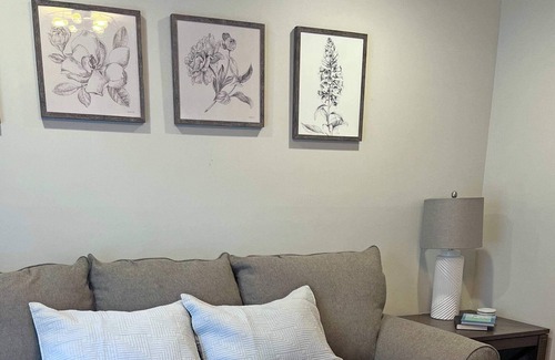 Prairie Village House | Stylish-Family & Pet Friendly-Cute Patio