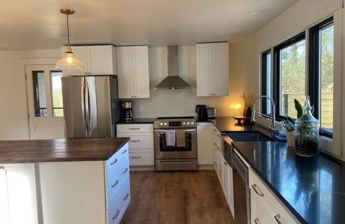 South Londonderry Ski Chalet | Stylish Farmhouse - Close to Ski, Golf + Hot Tub