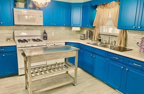 East Glenville House | Stylish Farmhouse Retreat|3Bedroom Rustic Elegance