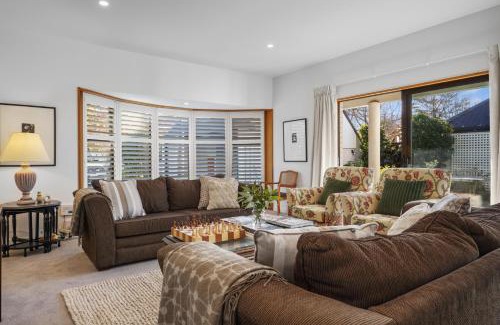 Fendalton House | Stylish Fendalton Townhouse - Prime Location