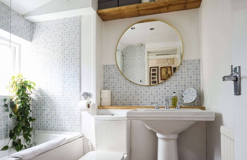 Bristol Apartment | Stylish Flat in Cotham, Free On-street Parking