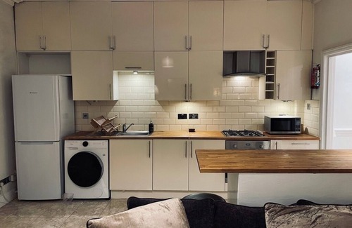 Surbiton Hill Apartment | Stylish Flat in London 5 minutes Walk From The River/Surbiton Station