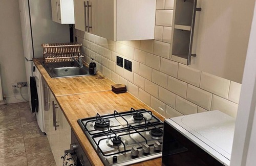 Surbiton Hill Apartment | Stylish Flat in London 5 minutes Walk From The River/Surbiton Station
