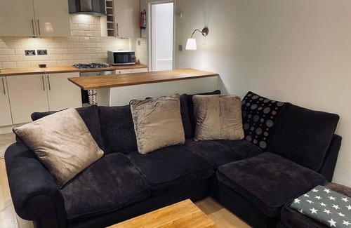 Surbiton Hill Apartment | Stylish Flat in London 5 minutes Walk From The River/Surbiton Station